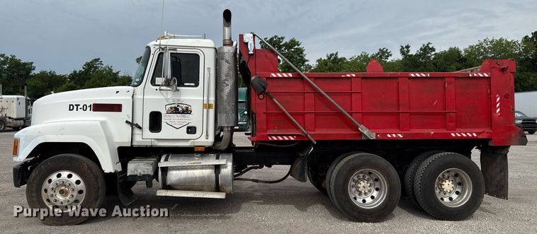 image for item EJ4703 2000 Mack CH613 dump truck