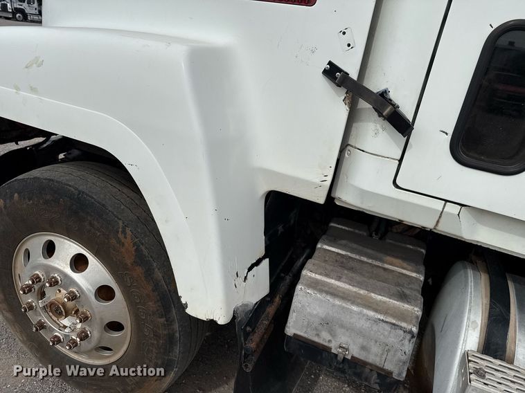 image for item EJ4703 2000 Mack CH613 dump truck