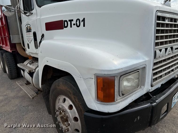 image for item EJ4703 2000 Mack CH613 dump truck