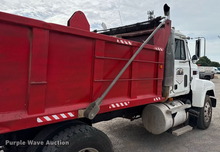 image for item EJ4703 2000 Mack CH613 dump truck