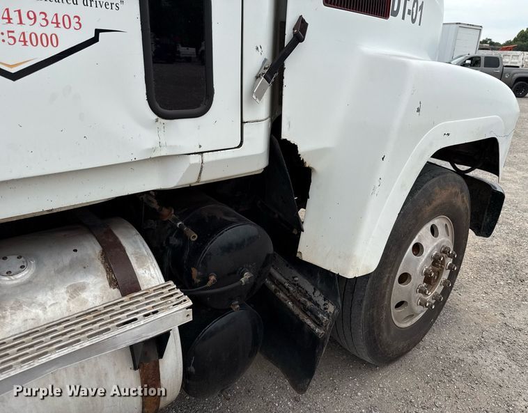 image for item EJ4703 2000 Mack CH613 dump truck