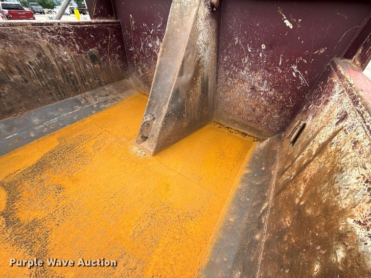 image for item EJ4703 2000 Mack CH613 dump truck