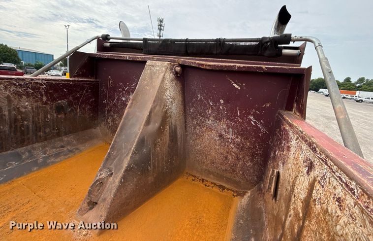 image for item EJ4703 2000 Mack CH613 dump truck