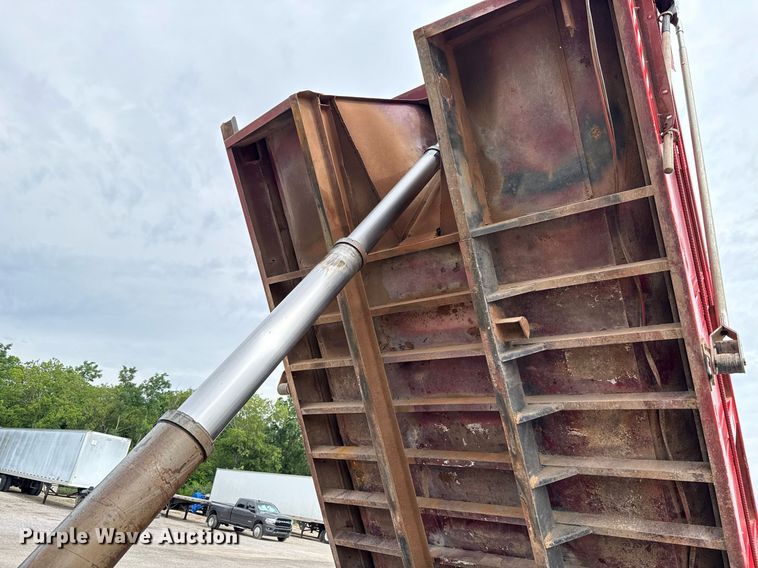 image for item EJ4703 2000 Mack CH613 dump truck