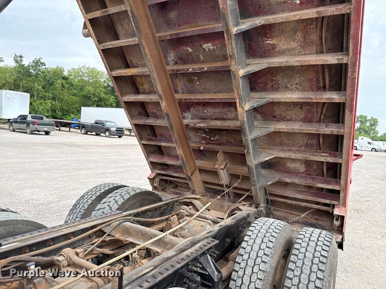 image for item EJ4703 2000 Mack CH613 dump truck