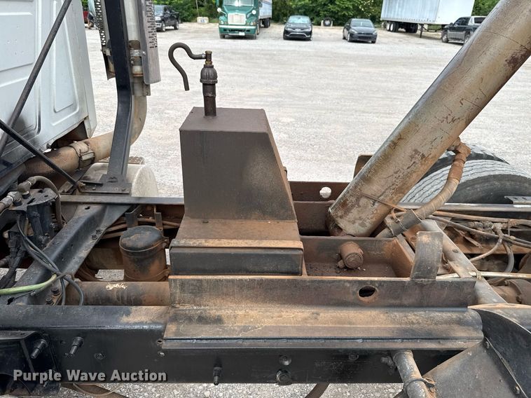 image for item EJ4703 2000 Mack CH613 dump truck