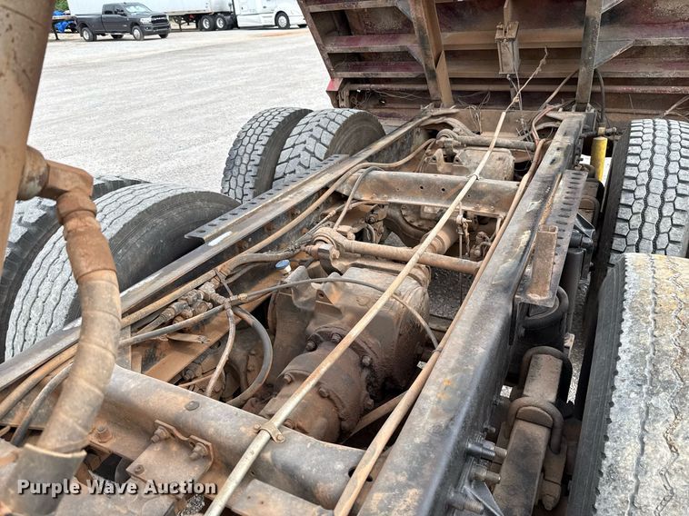 image for item EJ4703 2000 Mack CH613 dump truck