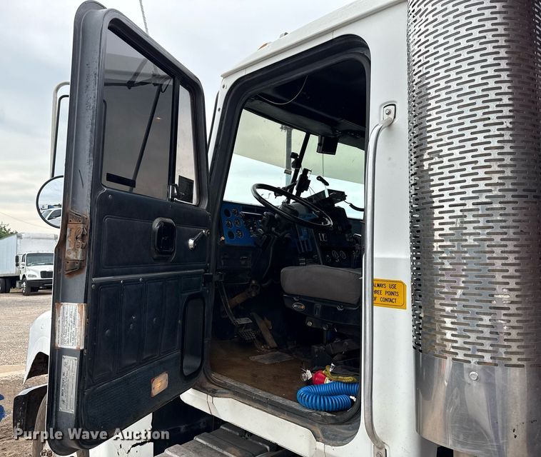 image for item EJ4703 2000 Mack CH613 dump truck