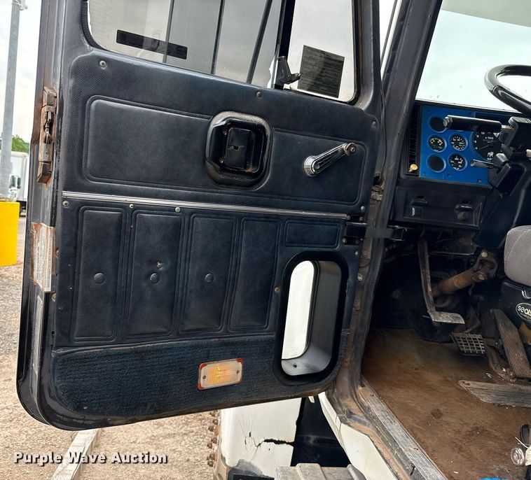 image for item EJ4703 2000 Mack CH613 dump truck