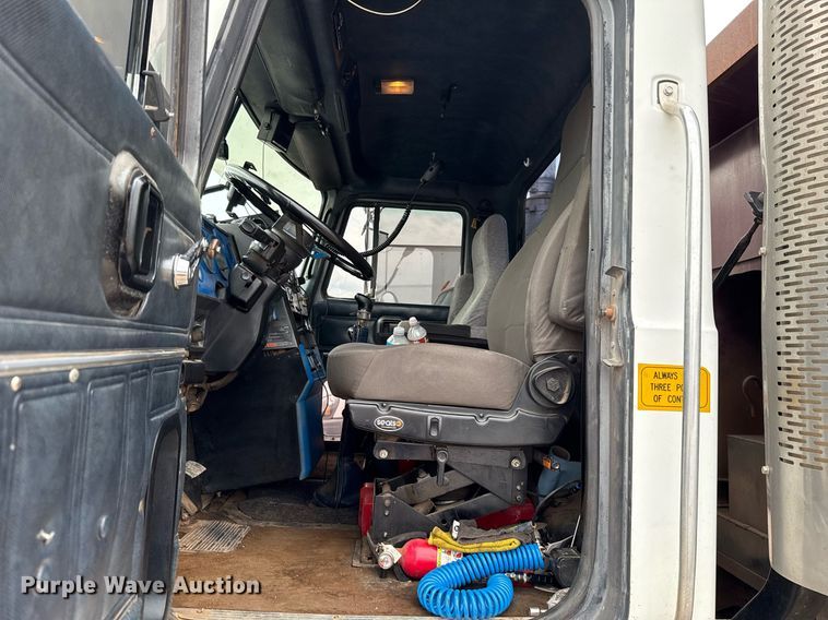 image for item EJ4703 2000 Mack CH613 dump truck