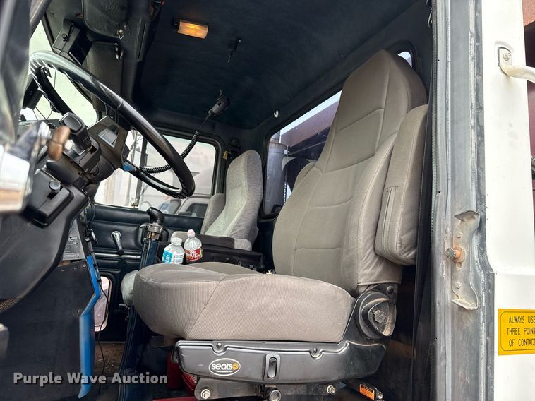 image for item EJ4703 2000 Mack CH613 dump truck