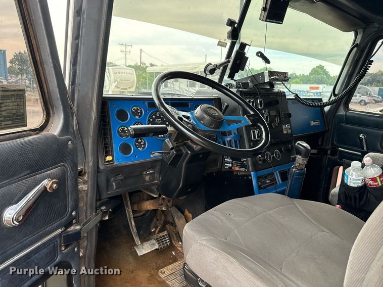 image for item EJ4703 2000 Mack CH613 dump truck