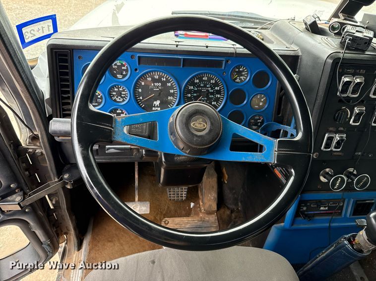 image for item EJ4703 2000 Mack CH613 dump truck