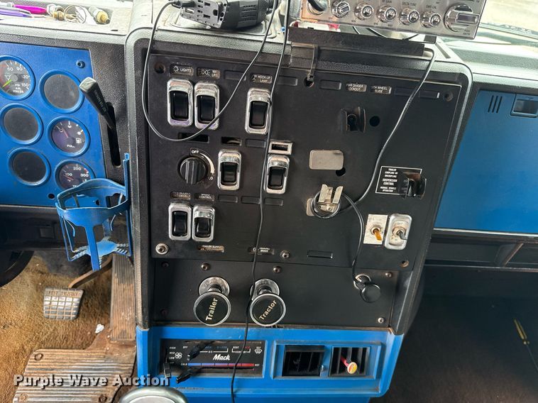 image for item EJ4703 2000 Mack CH613 dump truck