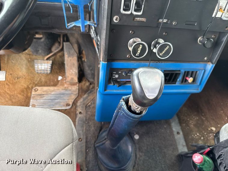 image for item EJ4703 2000 Mack CH613 dump truck