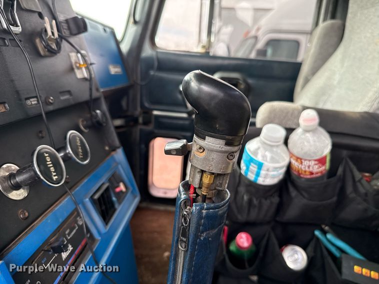 image for item EJ4703 2000 Mack CH613 dump truck