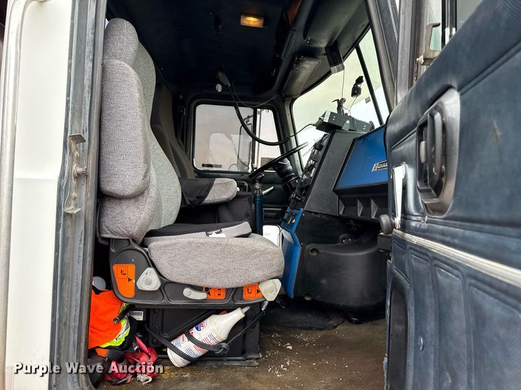 image for item EJ4703 2000 Mack CH613 dump truck