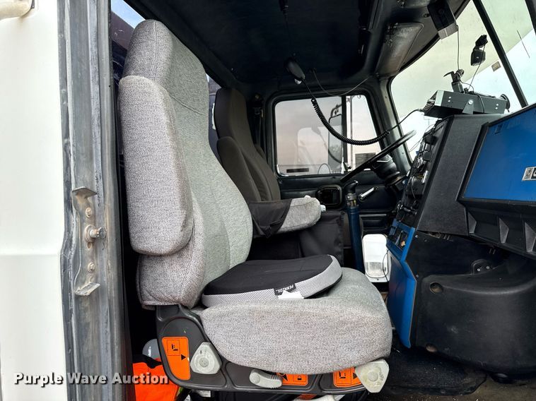 image for item EJ4703 2000 Mack CH613 dump truck