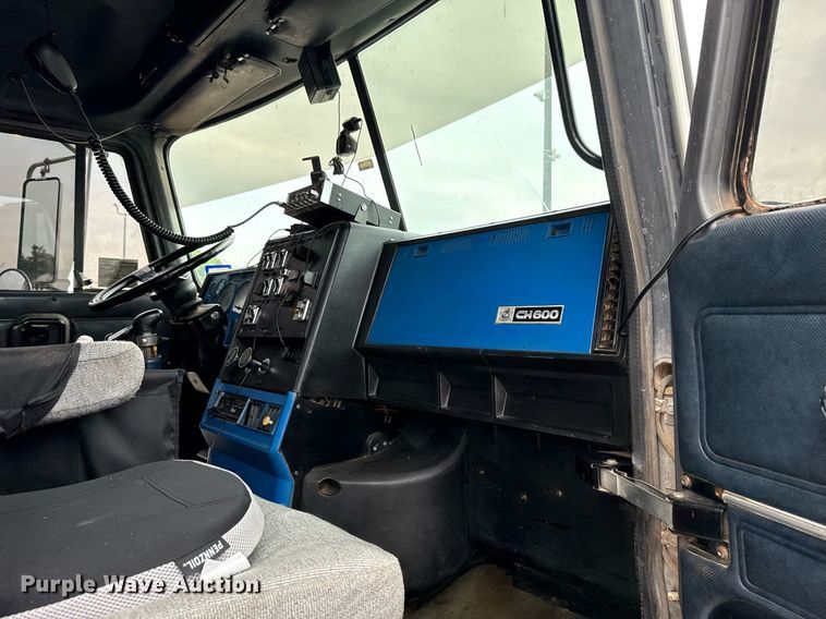 image for item EJ4703 2000 Mack CH613 dump truck