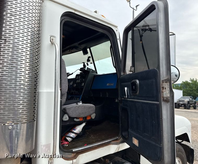 image for item EJ4703 2000 Mack CH613 dump truck