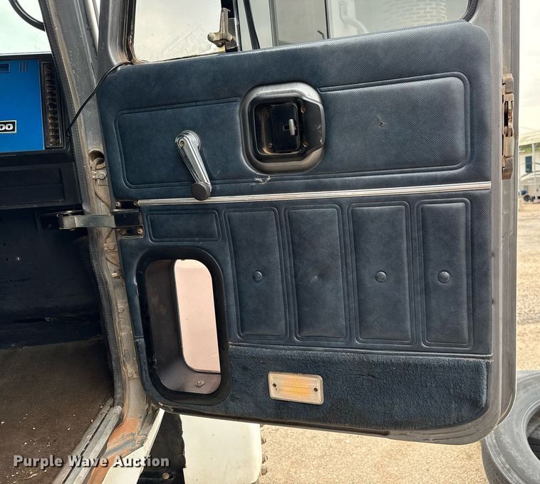 image for item EJ4703 2000 Mack CH613 dump truck