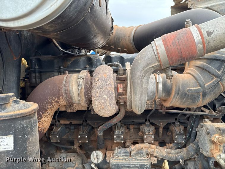 image for item EJ4703 2000 Mack CH613 dump truck