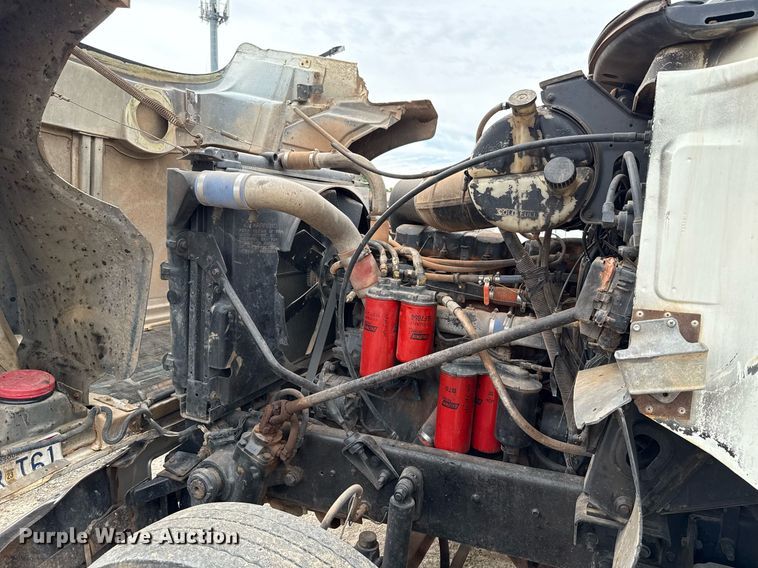 image for item EJ4703 2000 Mack CH613 dump truck