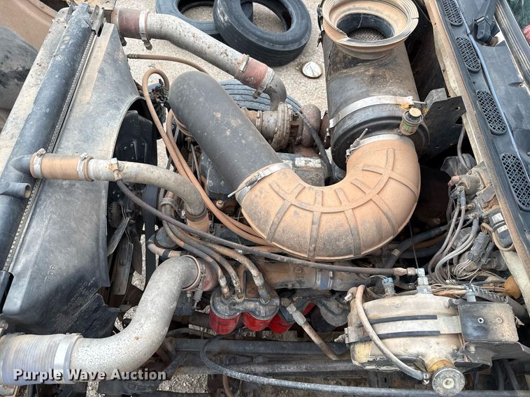 image for item EJ4703 2000 Mack CH613 dump truck