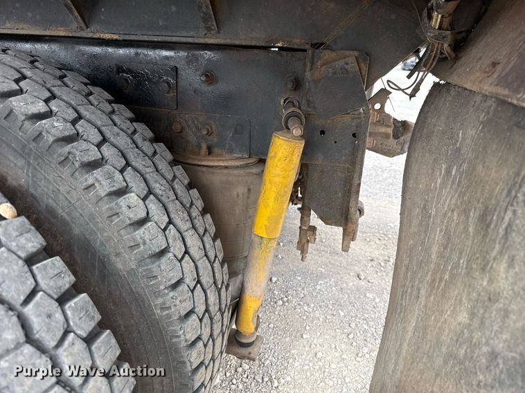 image for item EJ4703 2000 Mack CH613 dump truck