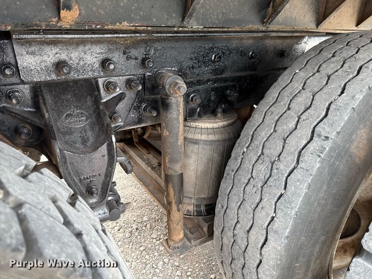 image for item EJ4703 2000 Mack CH613 dump truck