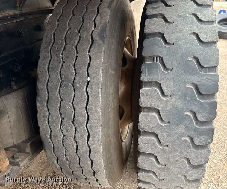 image for item EJ4703 2000 Mack CH613 dump truck