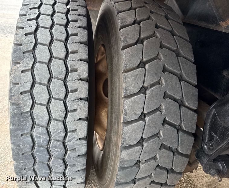 image for item EJ4703 2000 Mack CH613 dump truck