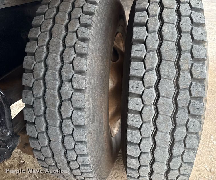 image for item EJ4703 2000 Mack CH613 dump truck