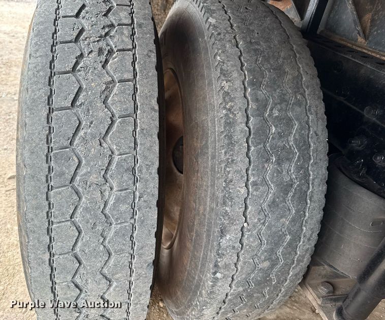 image for item EJ4703 2000 Mack CH613 dump truck