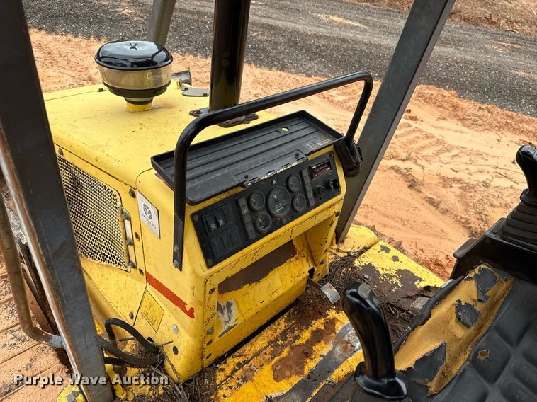 image for item EJ4704 2000 New Holland DC80  dozer