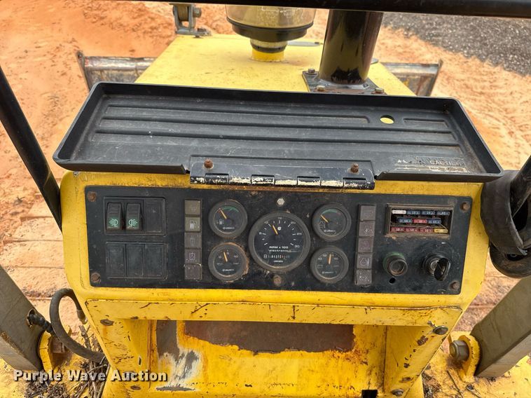 image for item EJ4704 2000 New Holland DC80  dozer