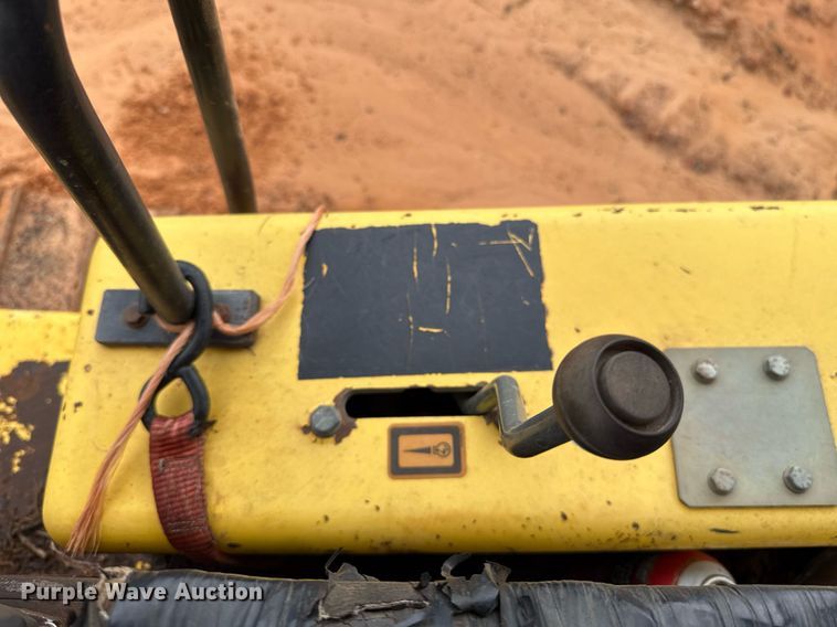 image for item EJ4704 2000 New Holland DC80  dozer