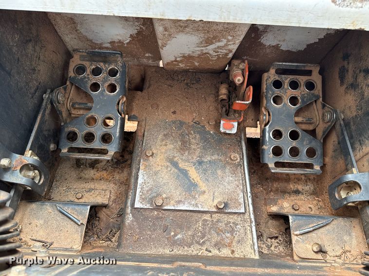 image for item EJ4705 1999 Bobcat 863 skid steer loader