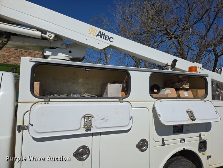 image for item EJ7376 2012 Ford F450 Super Duty bucket truck