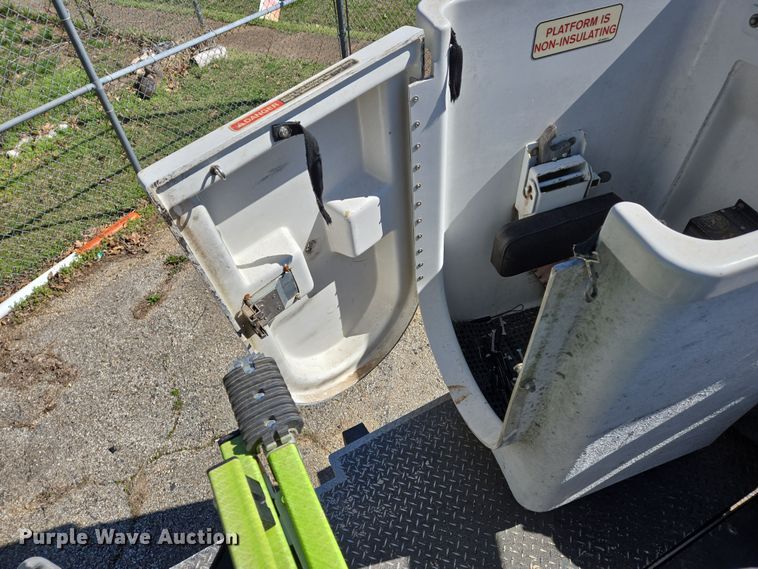 image for item EJ7376 2012 Ford F450 Super Duty bucket truck