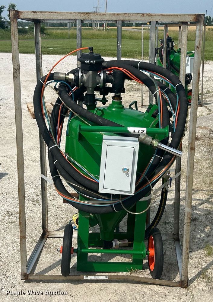 image for item EK8224 Mobile Blasting sand blaster
