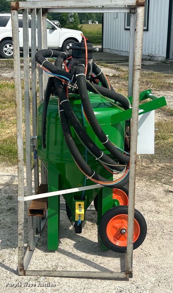 image for item EK8224 Mobile Blasting sand blaster