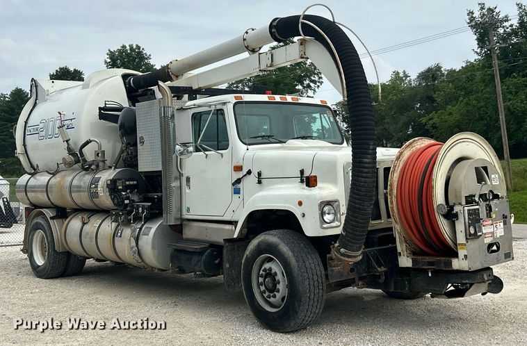 image for item EK8230 2002 International 2554 sewer jetter truck