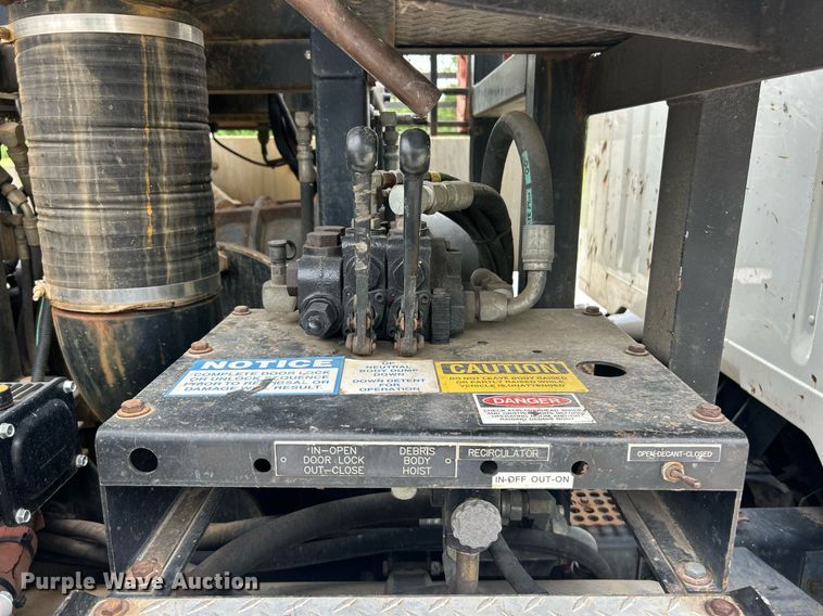 image for item EK8230 2002 International 2554 sewer jetter truck