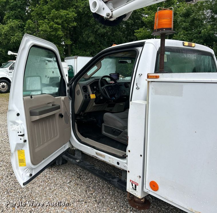 image for item EK8239 2009 Ford F550 Super Duty XL bucket truck
