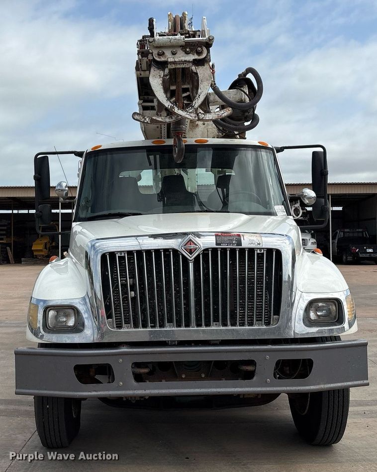 image for item EL2121 2006 International 7400 digger derrick truck