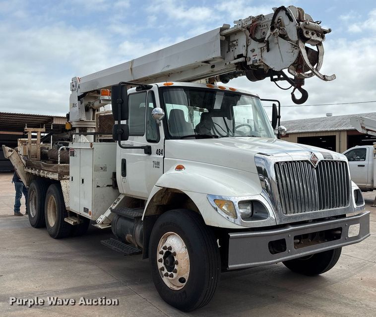 image for item EL2121 2006 International 7400 digger derrick truck