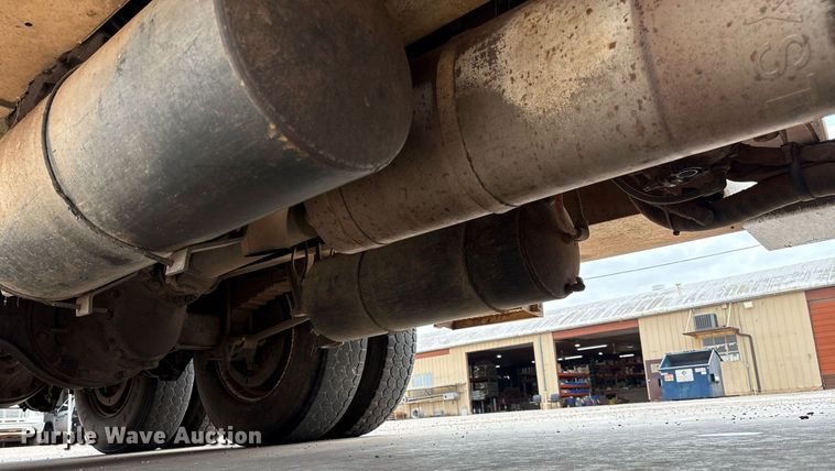 image for item EL2121 2006 International 7400 digger derrick truck