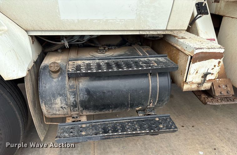 image for item EL2121 2006 International 7400 digger derrick truck