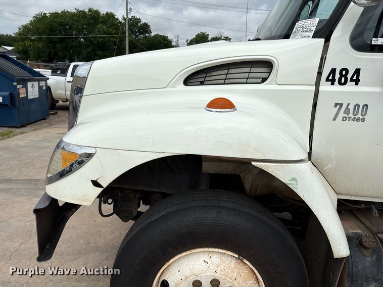 image for item EL2121 2006 International 7400 digger derrick truck